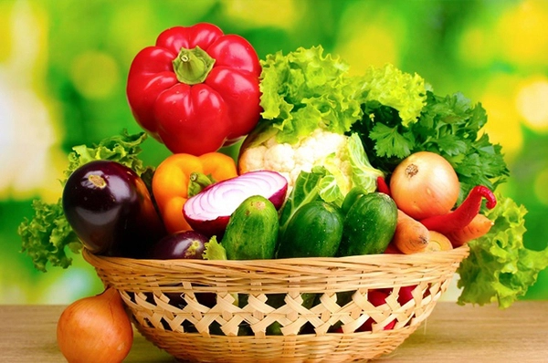 Rau xanh tăng giá mạnh vì trời mưa, người dân nội thành lao đao